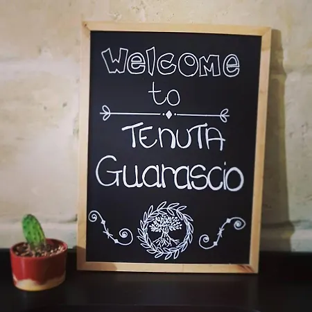 Tenuta Guarascio לינה וארוחת בוקר 3*